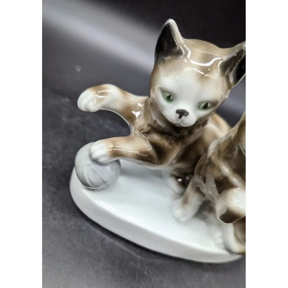 Kronenadler Germany Porcelain Ceramic Grey Stripes Kitty Cats Figurine Yarn